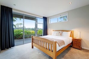 مكتب ومكواة/لوح كي وواي فاي وملاءات أسرّة