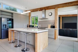 ثلاجة، ميكروويف، فرن، موقد طهي مسطح