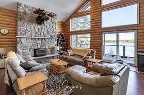 Téléviseur connecté, foyer, table de ping-pong, livres