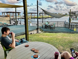 Outdoor dining - Waterfront 3-bedroom private dock for boat access in Corpus Christi (Corpus Christi)