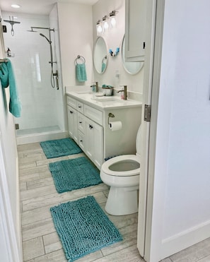 Shower, hair dryer, towels, toilet paper - Waterfront 3-bedroom private dock for boat access in Corpus Christi (Corpus Christi)