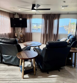 TV - Waterfront 3-bedroom private dock for boat access in Corpus Christi (Corpus Christi)