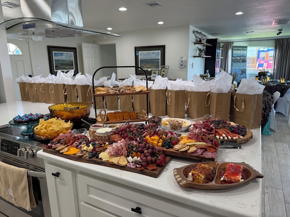 Dining - Waterfront 3-bedroom private dock for boat access in Corpus Christi (Corpus Christi)