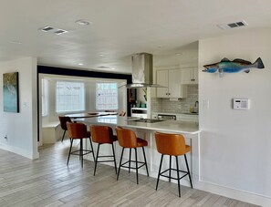 Microwave, oven, stovetop, dishwasher - Waterfront 3-bedroom private dock for boat access in Corpus Christi (Corpus Christi)