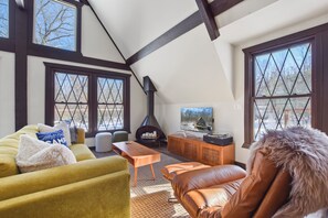 Smart TV, fireplace, books, stereo - Cozy Secluded A-Frame Cabin with Hot Tub & Fire Pit Near Dells & Mauston (Mauston)