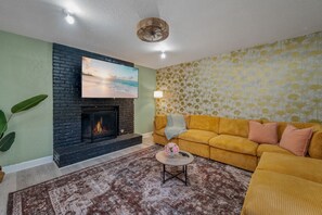 Televisión y chimenea 