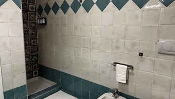 Doccia, asciugacapelli, bidet, asciugamani