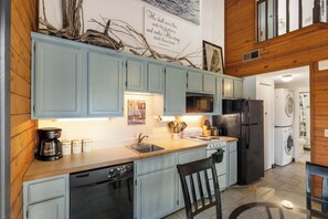 Jääkaappi, mikroaaltouuni, uuni, liesi