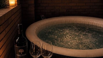 Jetted bathtub