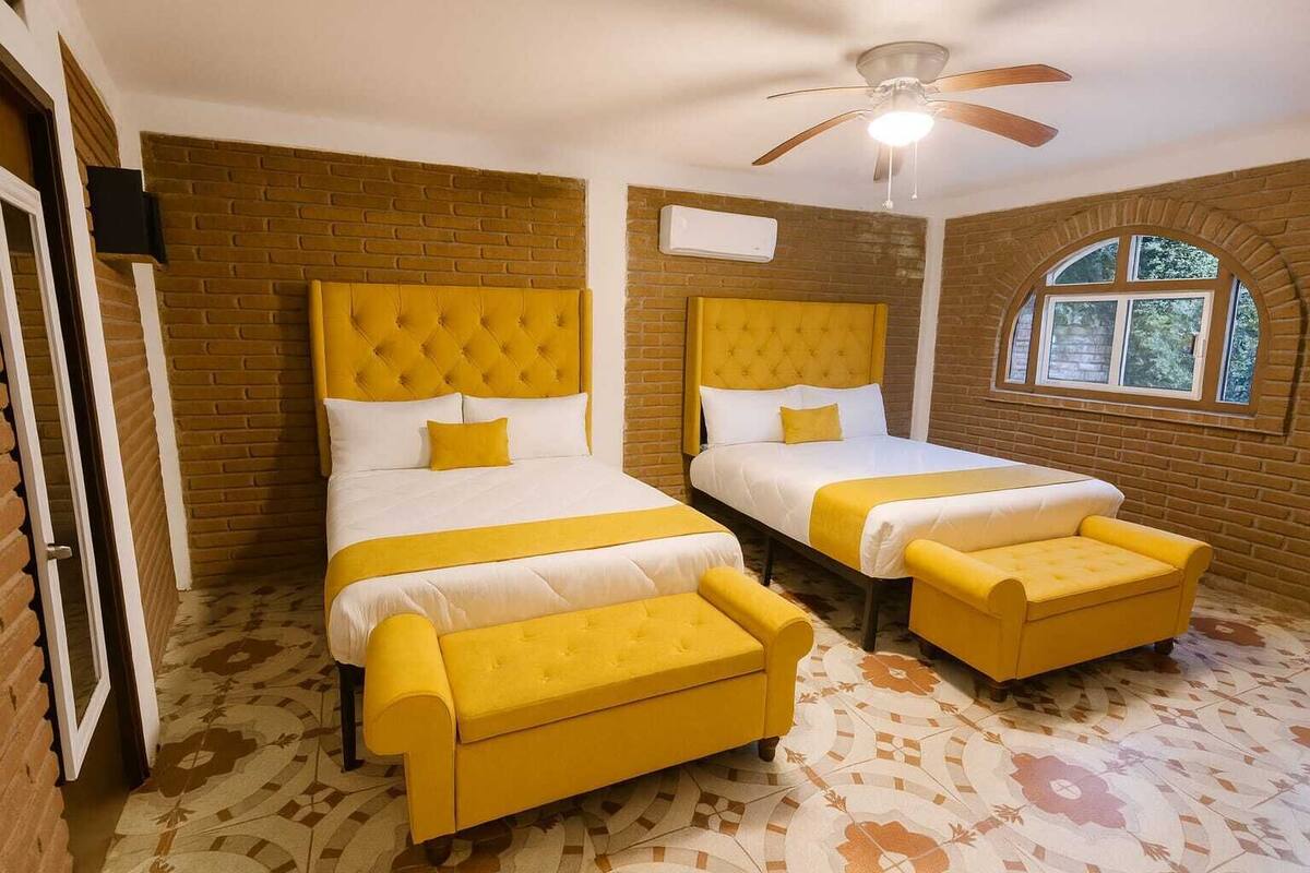 Habitación Confort con 2 camas individuales, patio | Tabla de planchar con plancha y wifi gratis