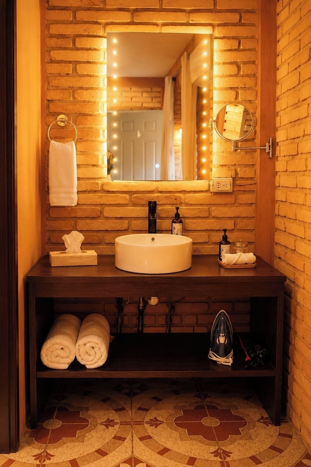 Ducha, secador de pelo, jabón y champú