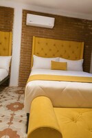 Quarto duplo conforto, varanda | Ferros/tábuas de passar roupa, Wi-Fi de cortesia