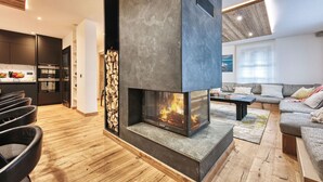 Ein modernes Wohnzimmer mit Kamin, einer Couch und einem Couchtisch.