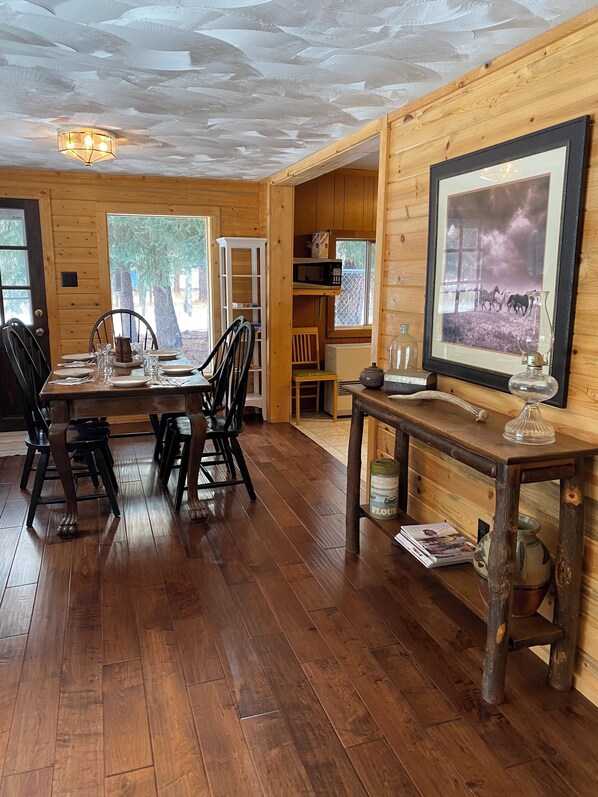 Dining - Unhook at Split Pine: North Fork Nights, Zero screens (Gibbonsville)