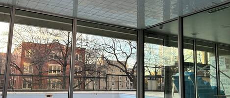 Una piscina al aire libre