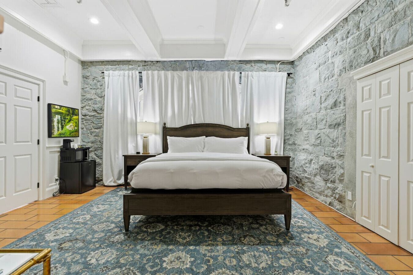 Desk, iron/ironing board, WiFi, bed sheets