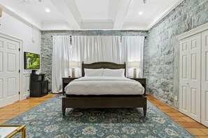 Escritorio, tabla de planchar con plancha, wifi y ropa de cama 