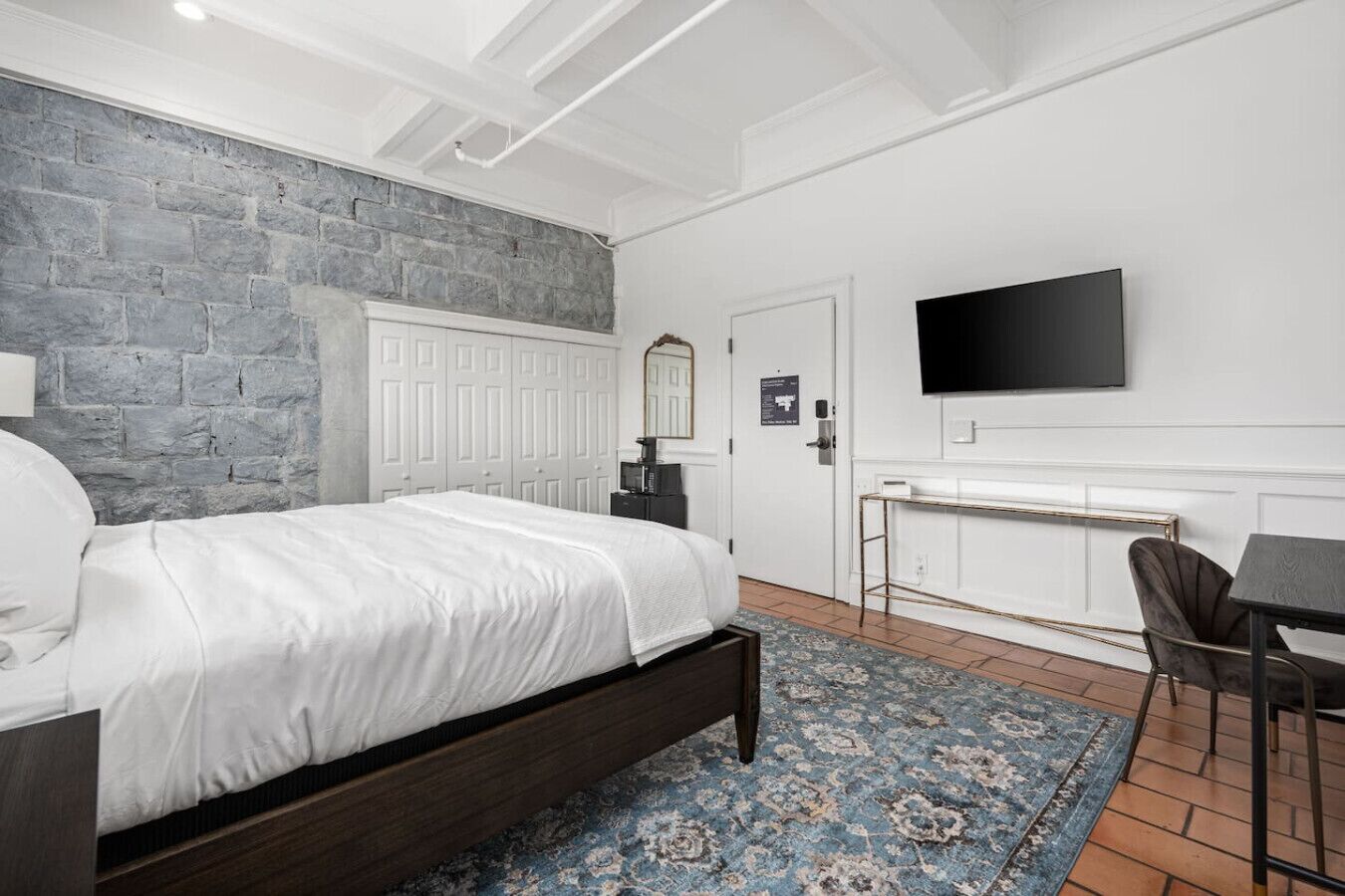 Desk, iron/ironing board, WiFi, bed sheets