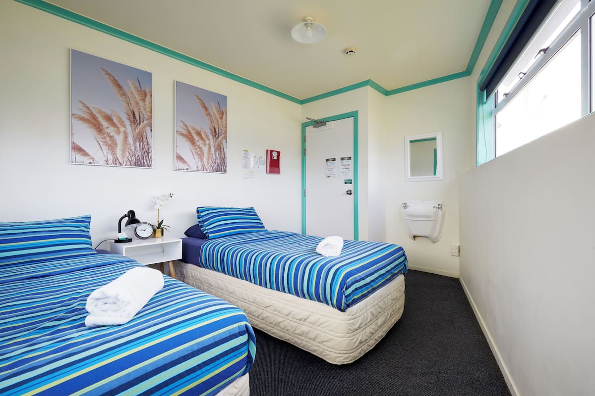 Habitación con 2 camas individuales | Tabla de planchar con plancha y wifi gratis