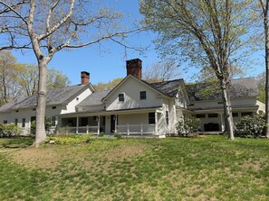 Exterior - Sleeps 18! .25 mile walk to Cape Neddick beach! Expansive home on Shore Rd, York (Cape Neddick)