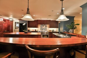 Mikroaaltouuni, uuni, liesi, astianpesukone