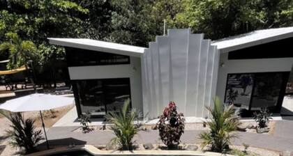 Large 1-bedroom hotel suite in Surfside with AC