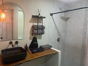 مجففات شعر، مناشف، صابون، ورق حمّام