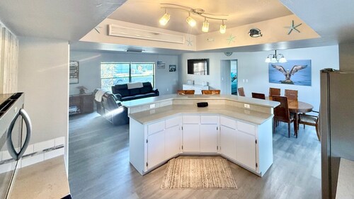 Family Oasis with heated pool & hot tub - Near Sanibel & Fort Myers Beach!