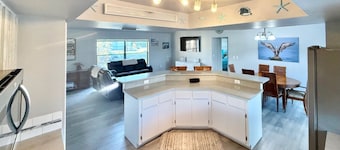 Family Oasis with heated pool & hot tub - Near Sanibel & Fort Myers Beach!