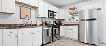 Court-side Cottage - Near Love Street Pickleball Courts and Family Park!