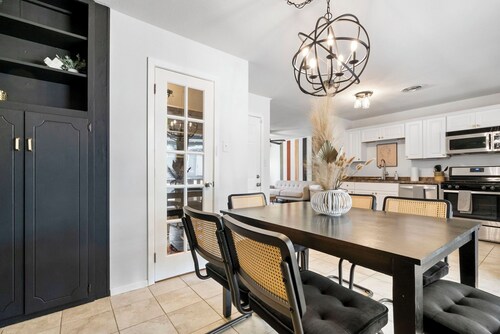 Court-side Cottage - Near Love Street Pickleball Courts and Family Park!