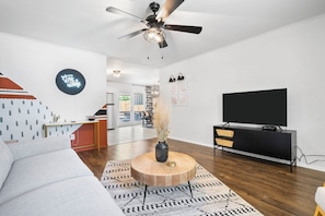Living area - Court-side Cottage - Near Love Street Pickleball Courts and Family Park! (Weatherford)