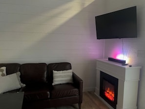 Een televisie en een open haard