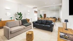 Appartement, 2 chambres, balcon | Salle de séjour | Livres