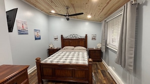 4 bedrooms, iron/ironing board, Internet, bed sheets - Tranquil 4-bedroom house on quiet cul-de-sac with lake views in Whitewater (Whitewater)