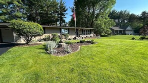 Exterior - Tranquil 4-bedroom house on quiet cul-de-sac with lake views in Whitewater (Whitewater)