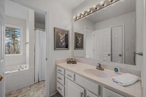 Regadera, secadora de cabello, toallas