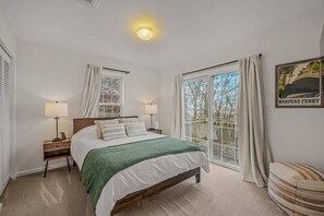 Tabla de planchar con plancha, cuna de viaje, wifi y ropa de cama 