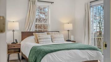 Iron/ironing board, travel crib, WiFi, bed sheets