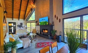 Living area - Fall in love again; with nature and with each other (Lake Arrowhead)