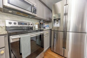 Private kitchen - Downtown Auburn Townhome, Walk to Toomer's, Newly Reno'd 3BR 2.5BA (Auburn)