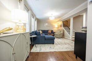 Smart TV - Downtown Auburn Townhome, Walk to Toomer's, Newly Reno'd 3BR 2.5BA (Auburn)