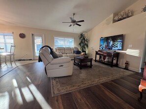 Smart TV - SNOWBIRDS! Large 2 BR Heated Salt water pool home 10 minutes from The Villages! (Wildwood)
