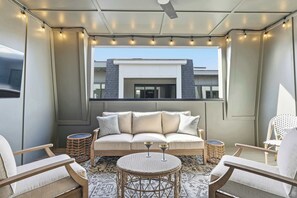 Terrace/patio - Karaoke, Murals, Rooftop, Parking. Near Broadway (Nashville)