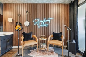 Interior - Karaoke, Murals, Rooftop, Parking. Near Broadway (Nashville)
