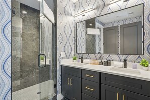 Douche, sèche-cheveux, serviettes fournies, shampoing