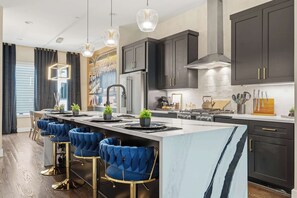 Fridge, microwave, oven, stovetop - Karaoke, Murals, Rooftop, Parking. Near Broadway (Nashville)