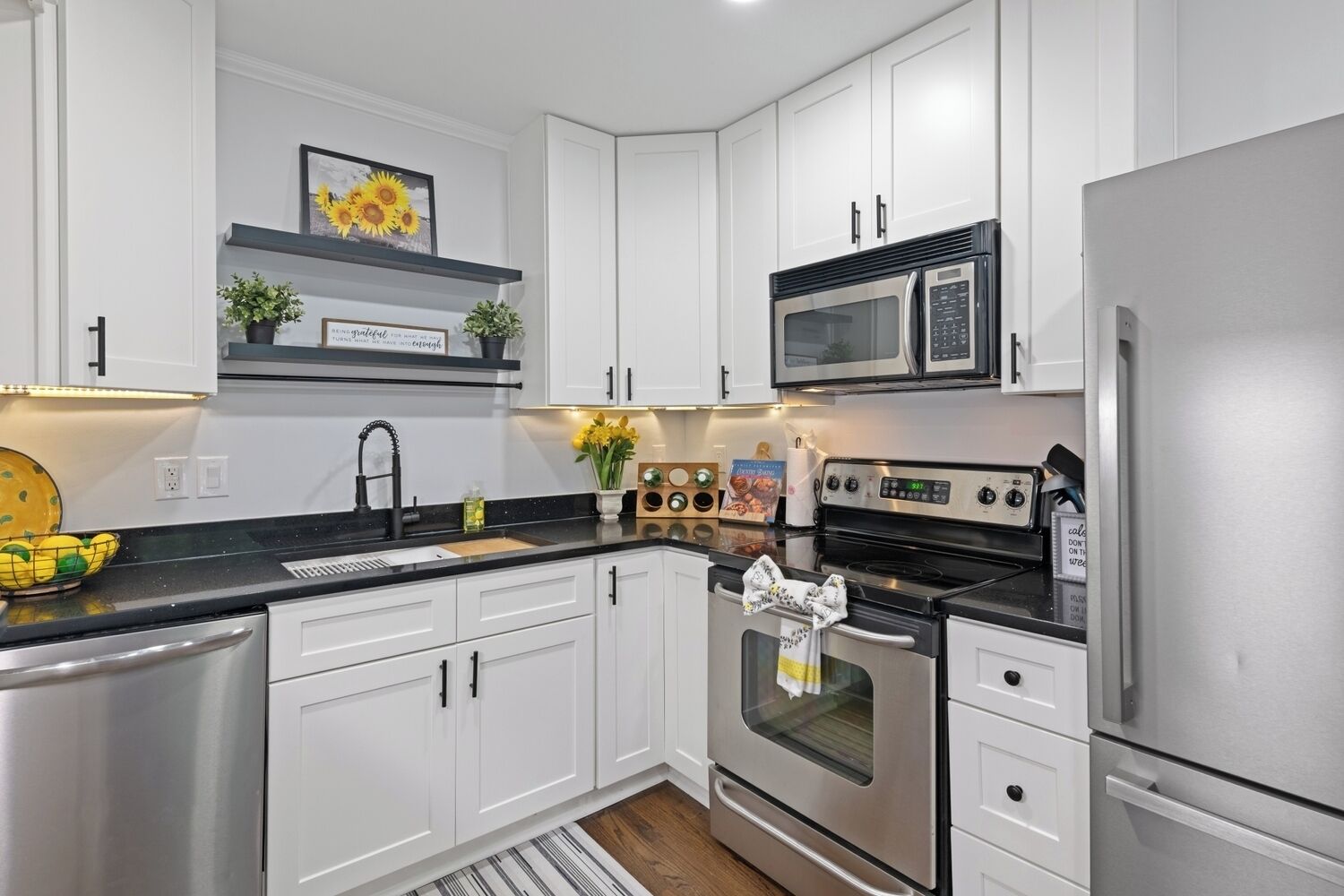 Een microgolfoven, een oven, een kookplaat, een vaatwasser