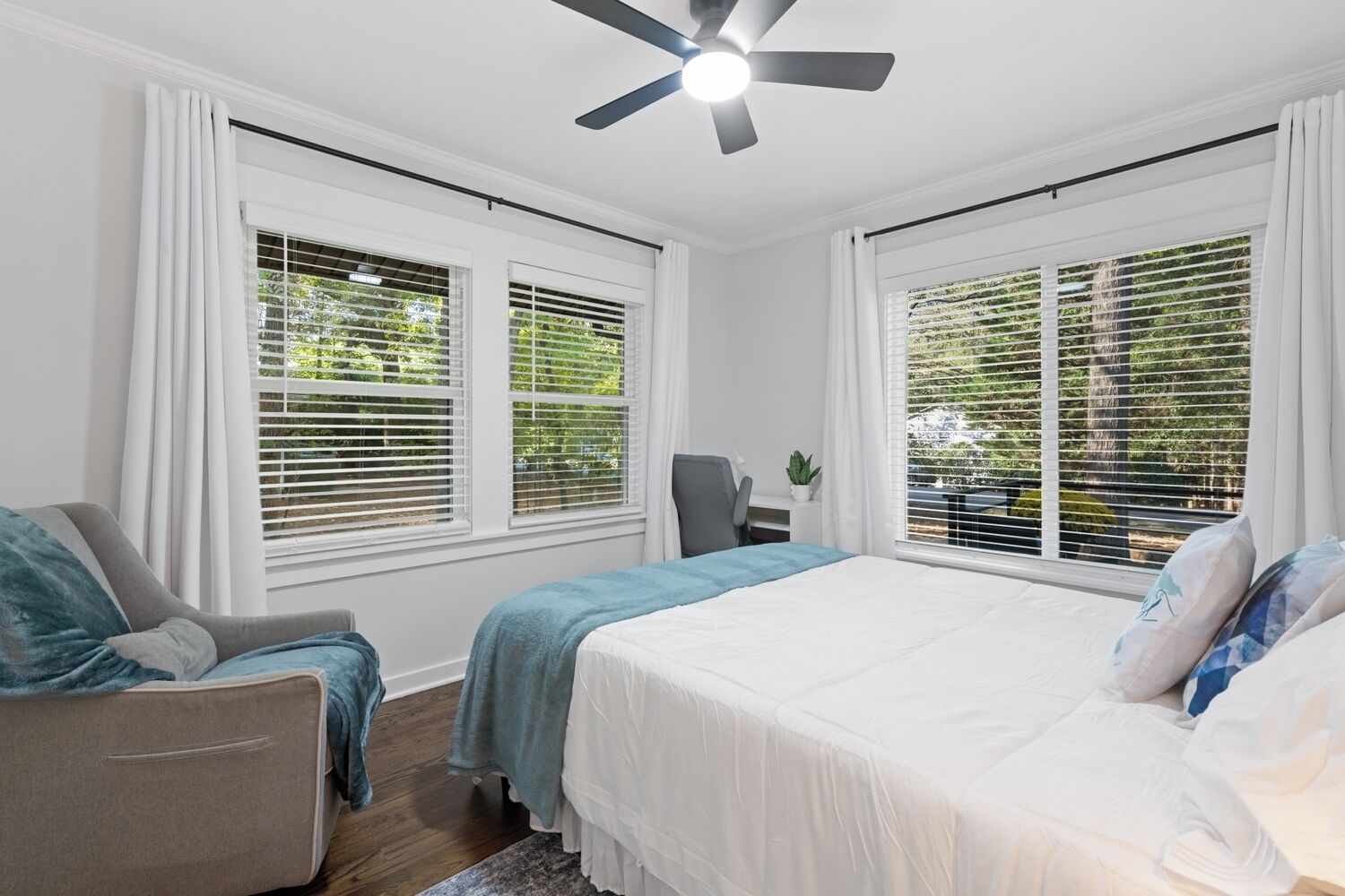 5 bedrooms, iron/ironing board, WiFi, bed sheets