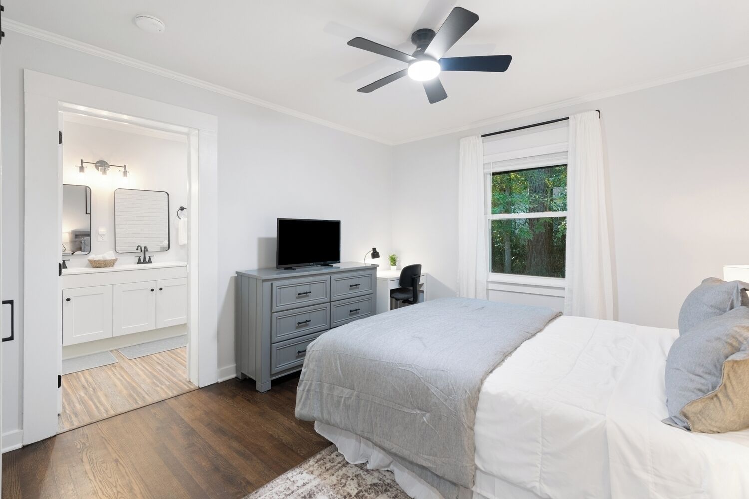 5 chambres, fer et planche à repasser, Wi-Fi, draps fournis